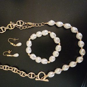 Beautiful Baroque Pearl Necklace & Bracelet w/ Pearl Tear Drop Earrings
